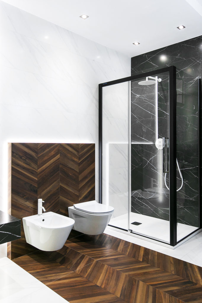 Drewno i marmur, czyli łazienka w nowoczesnym wydaniu -