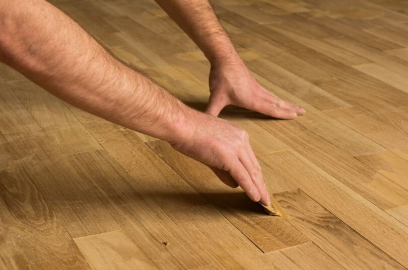 naprawianie podłogi drewnianej