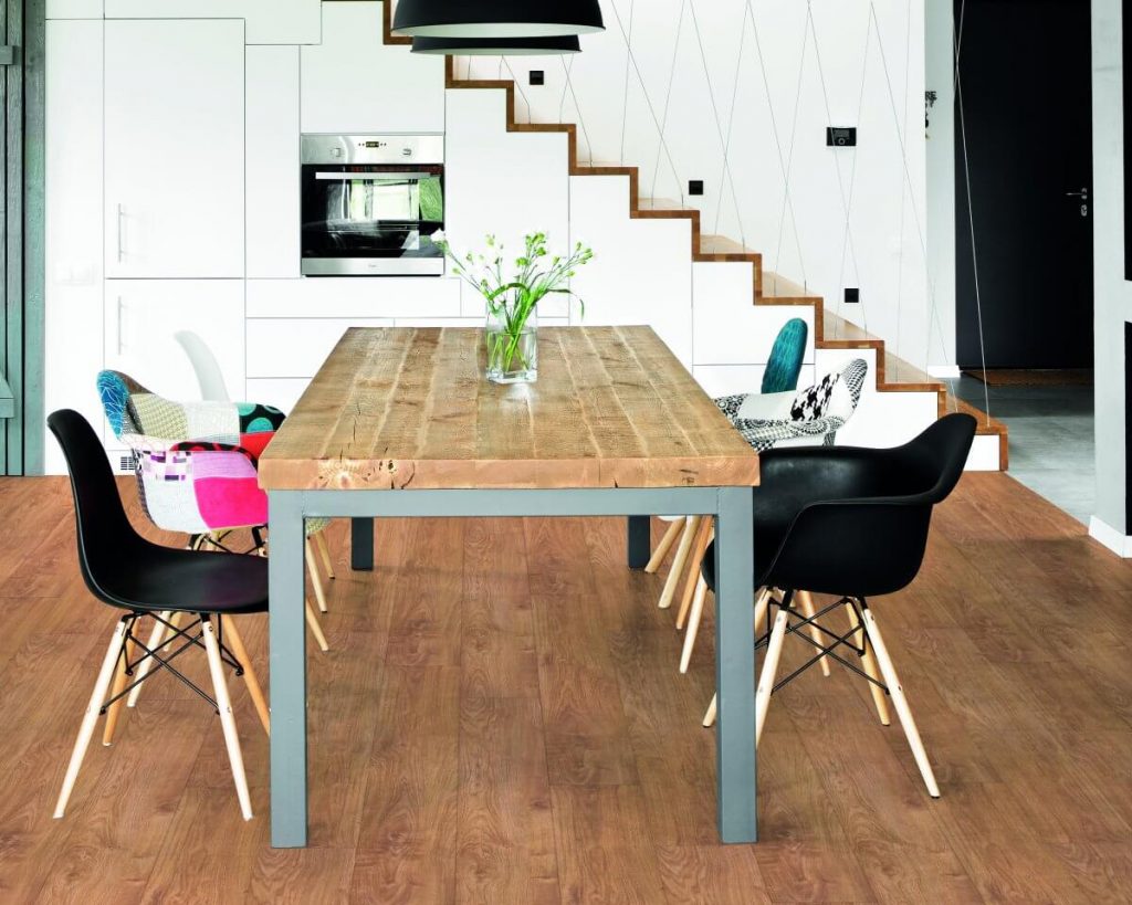 Jadalnia ze stołem i czarnymi krzesłami, drewniana podłoga z paneli