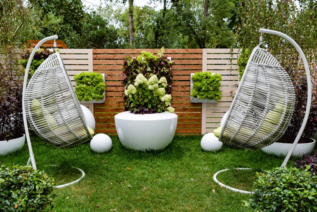 Ogród, fotele ogrodowe, drewniany plot pomalowany farbą do drewna