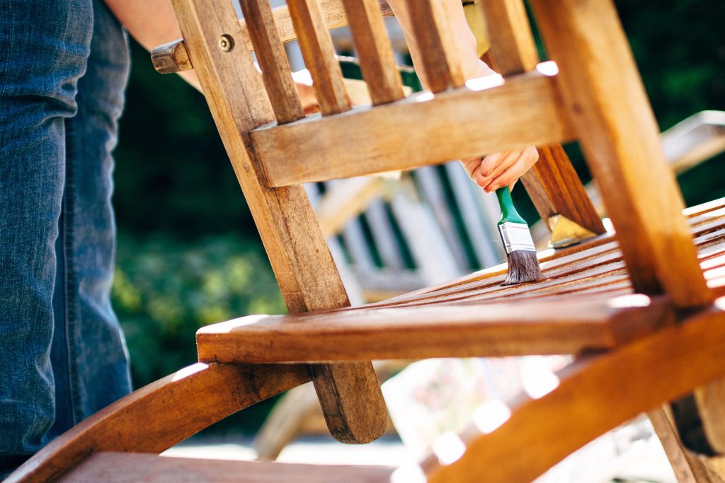 malowanie drewnianego krzesła farbą do drewna