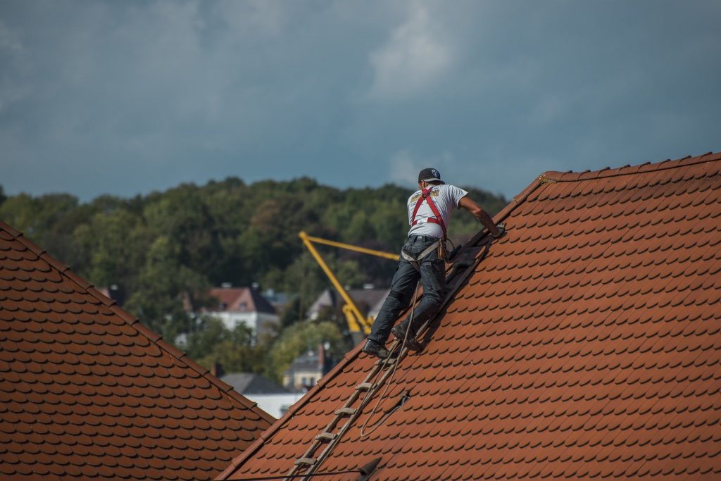 Mężczyzna naprawiający dach
