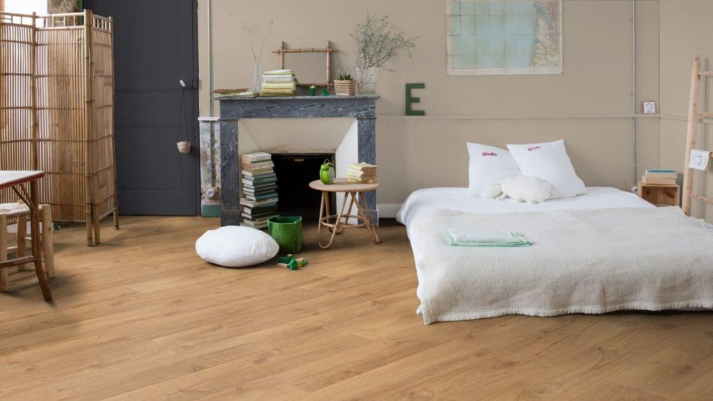 Sypialnia z drewnianą podłogą, panele na ogrzewanie podłogowe