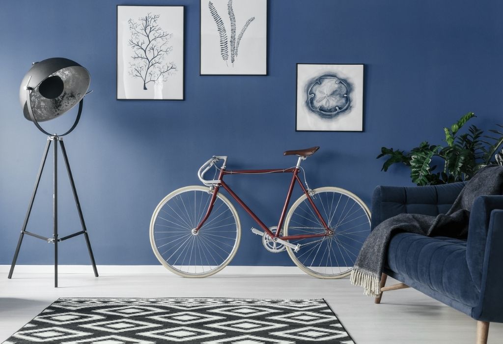 Granatowa ściana w salonie, rower