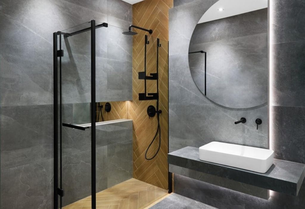 łazienka z kamieniem i drewnem, prysznic z deszczownicą