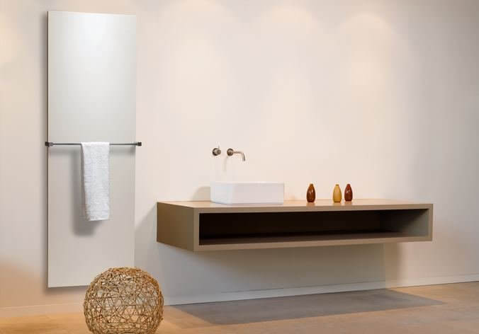 łazienka w jasnych kolorach, grzejnik panelowy, wisząca konsola umywalkowa drewniana