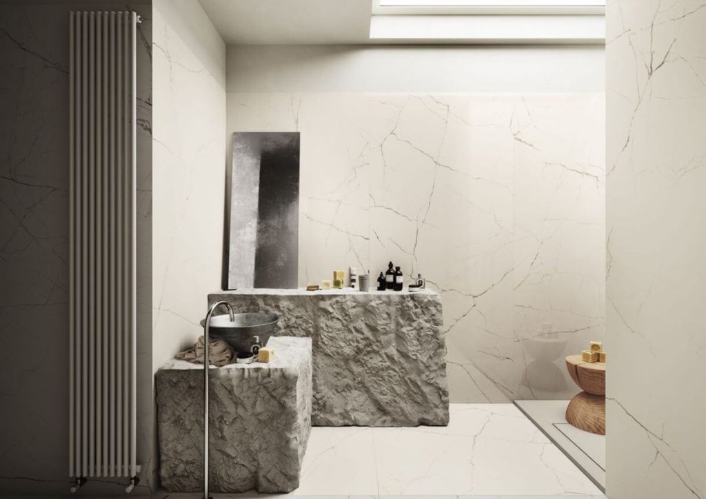 Łazienka z plytką imitującą marmur, kamienne szafki