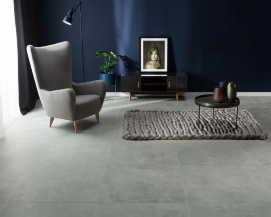 Salon z betonową podłogą, 