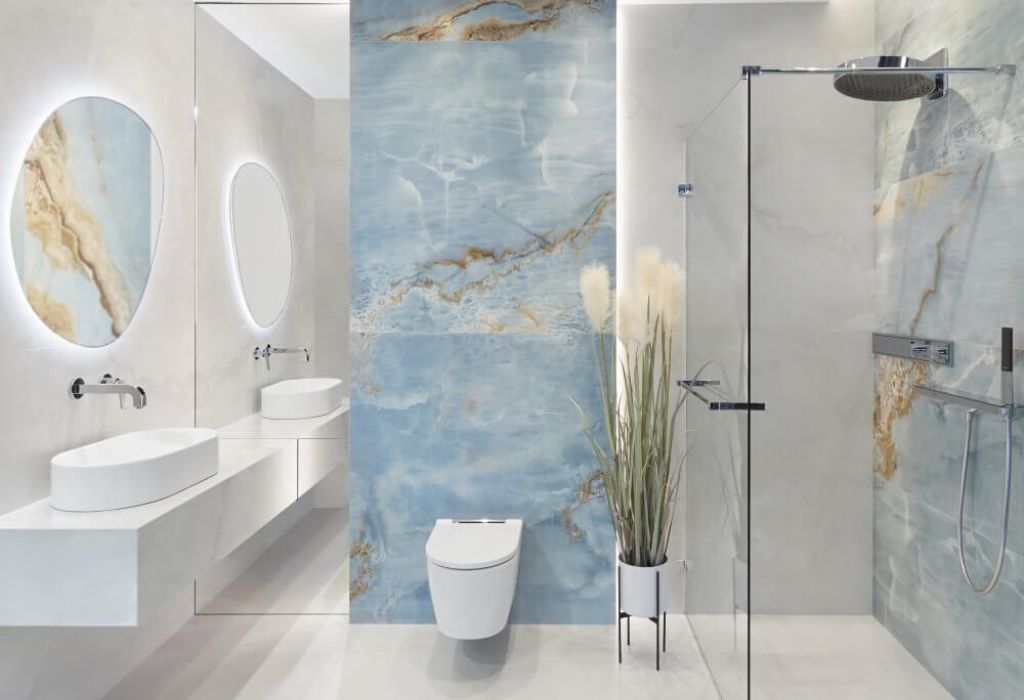łazienka w morskim klimacie, niebieskie plytki imitujące kamień, kabina prysznicowa walk-in, pastelowa łazienka