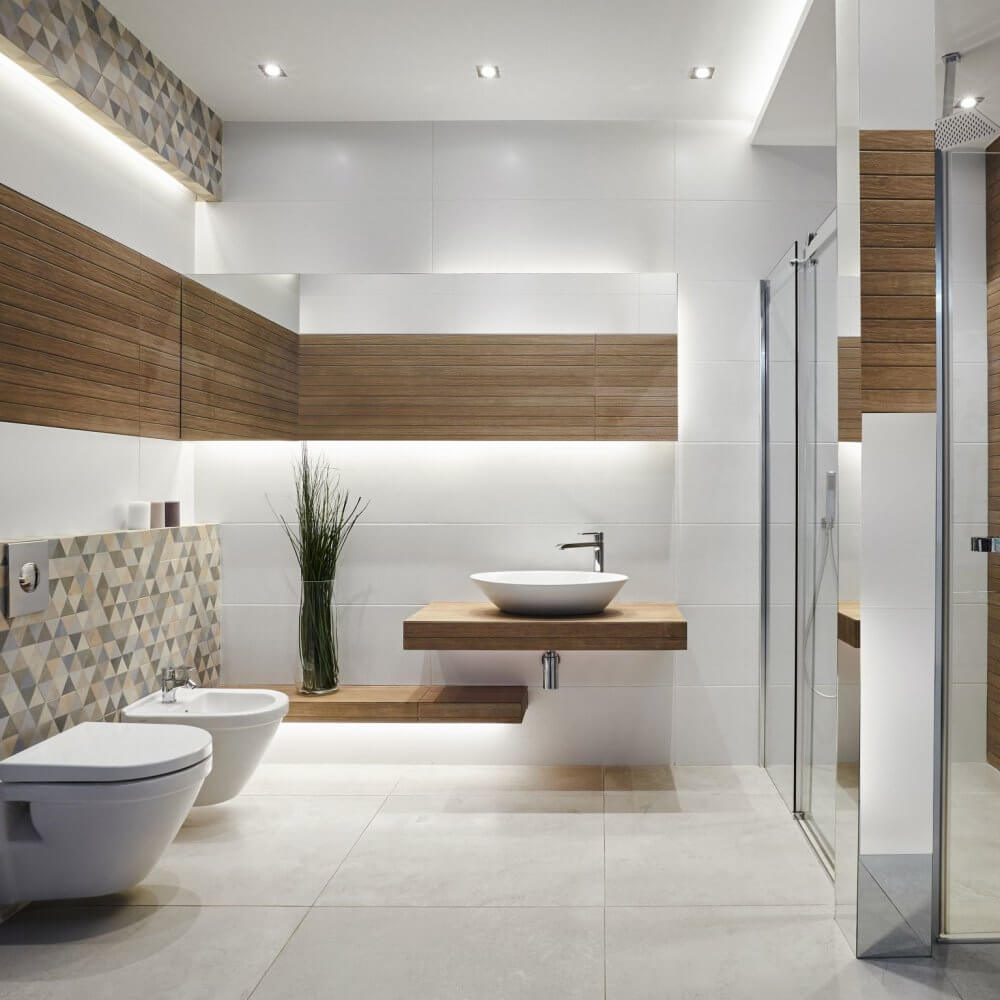 Łazienka brązowo biała z umywalką na blacie drewnianym | Inspiracje  Aranżacje Viverto