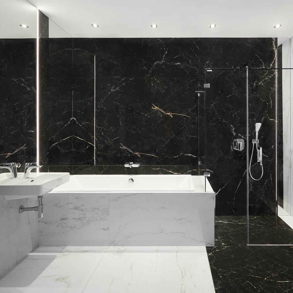 Marmurowa łazienka w czerni i bieli | Aranżacje Inspiracje Viverto