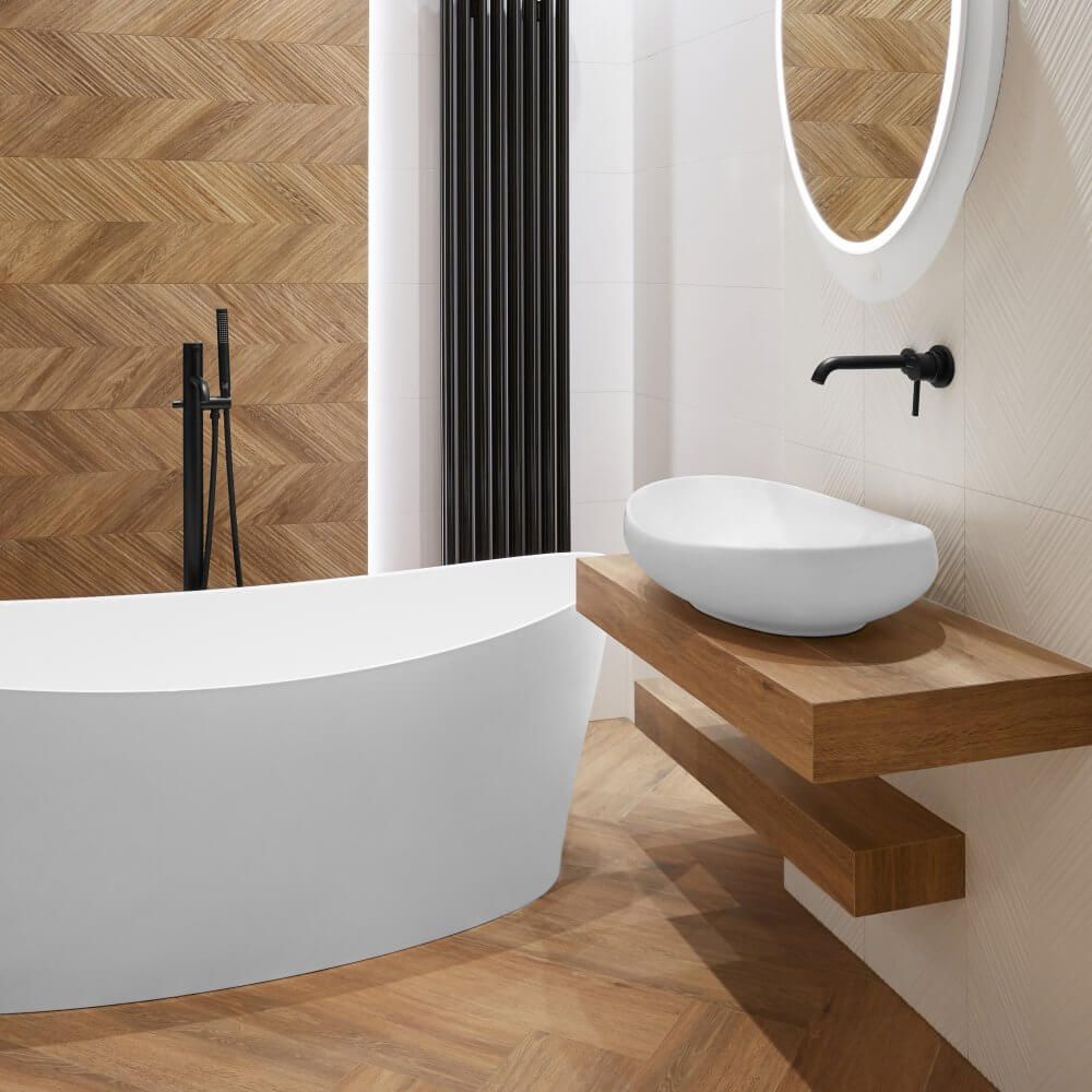 Biała łazienka z drewnianymi elementami │Aranżacje Inspiracje Viverto
