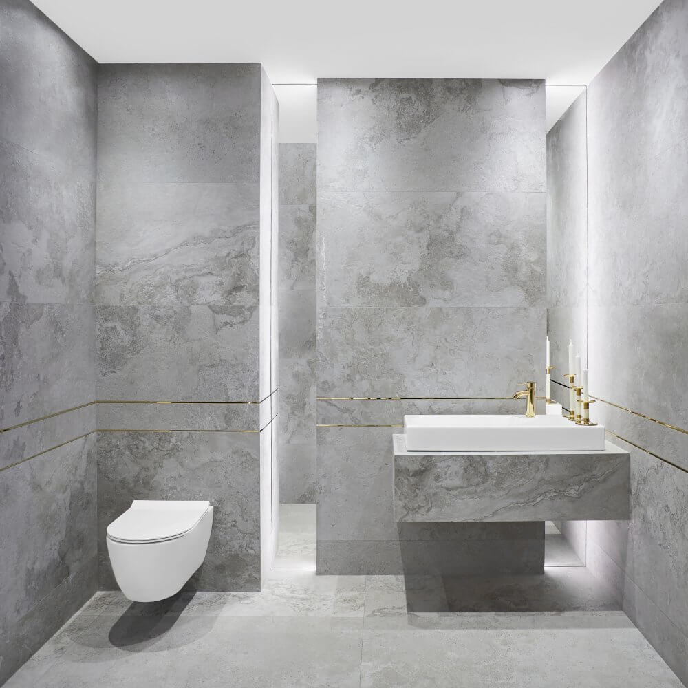 Szara łazienka ze złotymi dodatkami | Aranżacje Inspiracje Viverto
